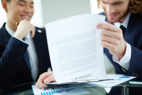 Unternehmer lesen Vertrag ab — Stockfoto