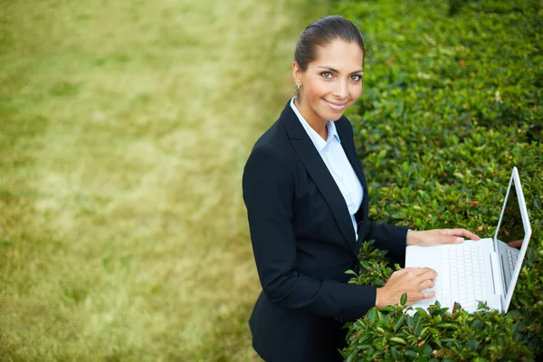 Femme d'affaires avec ordinateur portable — Photo