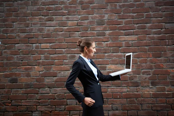 Geschäftsfrau läuft mit Laptop — Stockfoto