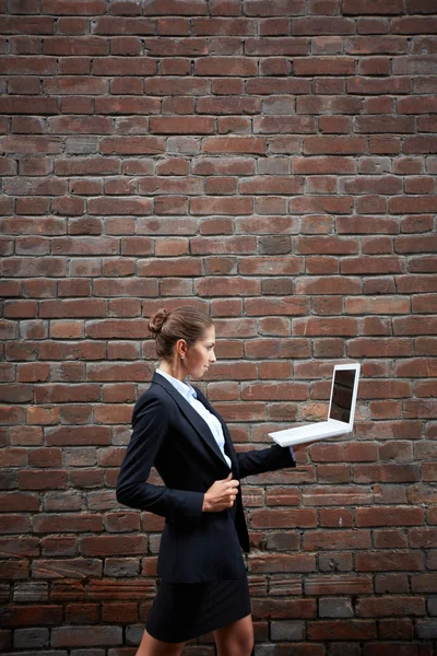 Geschäftsfrau läuft mit Laptop — Stockfoto