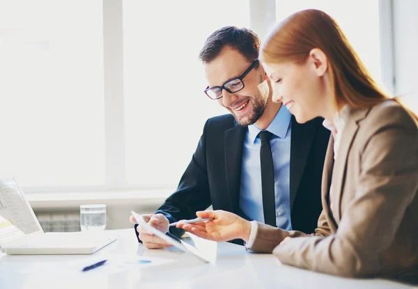 Parceiros de negócios usando touchpad — Fotografia de Stock