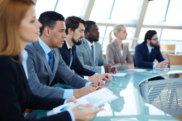 Business people listening to presentation — Stock Photo, Image