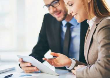 Raporu açıklayan bir iş kadını