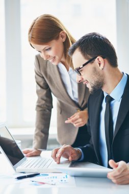 dizüstü bilgisayar kullanan iş ortakları