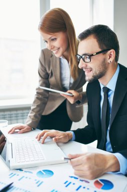 iş ortakları toplantısında çalışma회의에서 일 하는 비즈니스 파트너