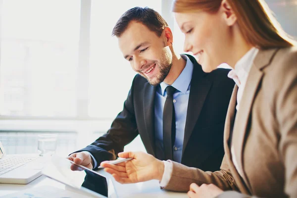 Parceiros de negócios usando touchpad — Fotografia de Stock