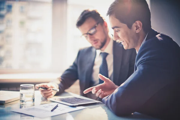 Empresarios usando touchpad — Foto de Stock