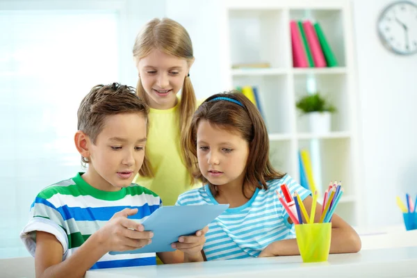 Colegas de classe usando tablet digital — Fotografia de Stock