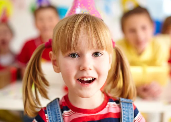 Счастливая девушка в кепке на день рождения — стоковое фото