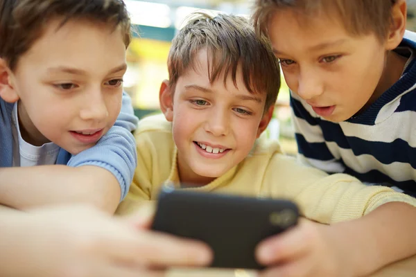 Jungen mit Smartphone — Stockfoto