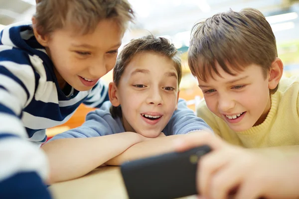 Jungen nutzen Smartphone — Stockfoto