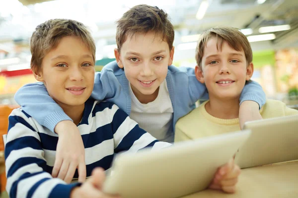 Kinderen met touchpads — Stockfoto