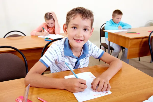 Pojke med klasskamrater — Stockfoto