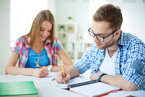 Studenti psaní testu — Stock fotografie