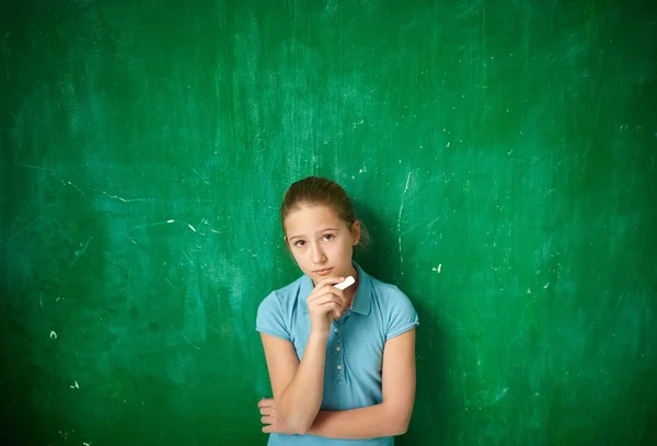 Colegiala con trozo de tiza —  Fotos de Stock