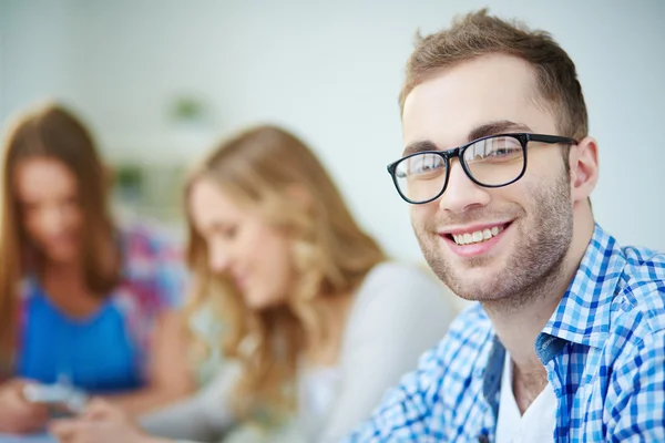 Positiver Typ mit seinen Mitschülern — Stockfoto