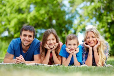 mutlu bir aile çim üzerinde yalan