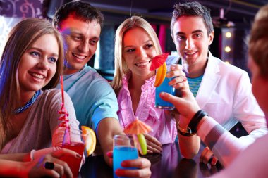 kızlar ve çocuklar barmen arıyorsunuz