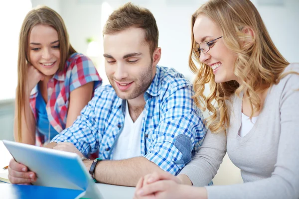 Groupmates met behulp van de touchpad — Stockfoto