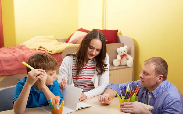 Hacer el trabajo escolar — Foto de Stock