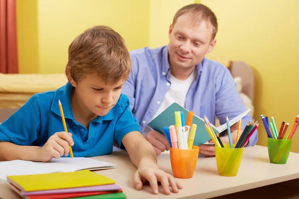 Studentessa doing schoolwork a casa — Foto Stock