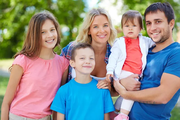 Famille En plein air — Photo