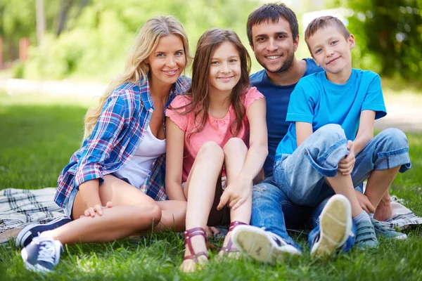 Gelukkig gezin in park — Stockfoto