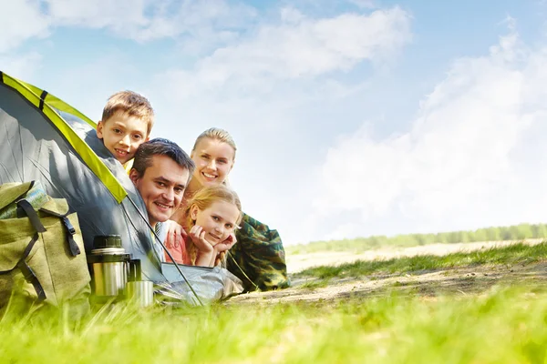 Familie van reizigers in tent — Stockfoto