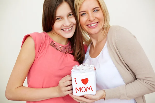 Mère et fille avec boîte cadeau — Photo