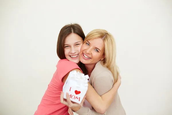 Mädchen und Mutter mit kleinem Geschenk — Stockfoto