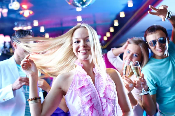 Menina dançando na festa — Fotografia de Stock