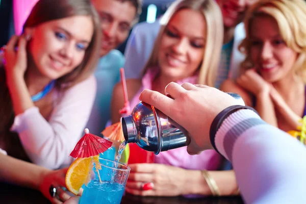 Barman hand making cocktail — Stock Photo, Image