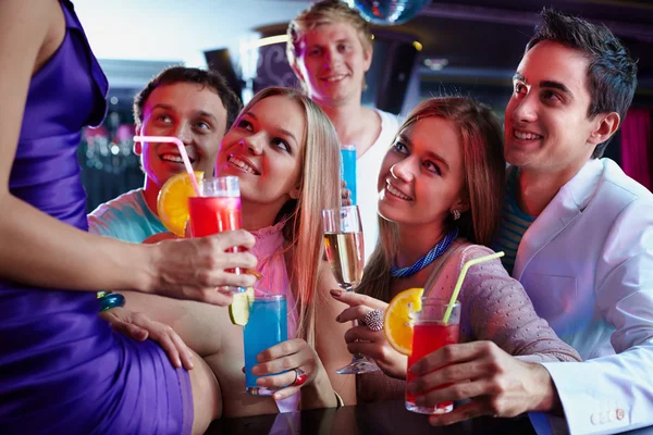 Vrienden met cocktails — Stockfoto