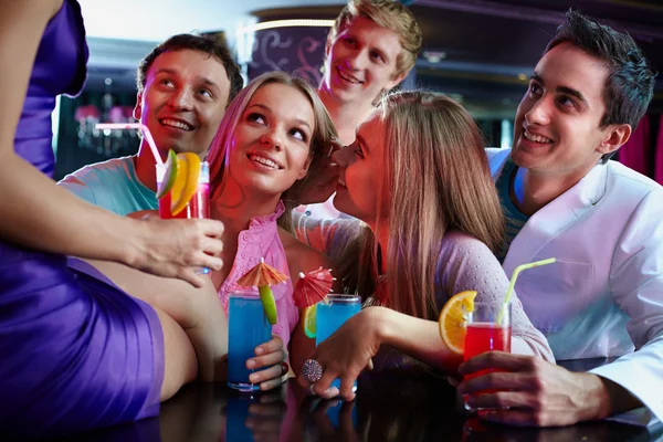 Girls and guys with cocktails — Stock Photo, Image