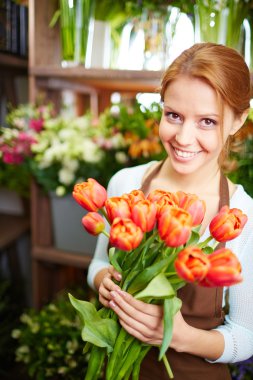 kırmızı lale ile çiçekçi