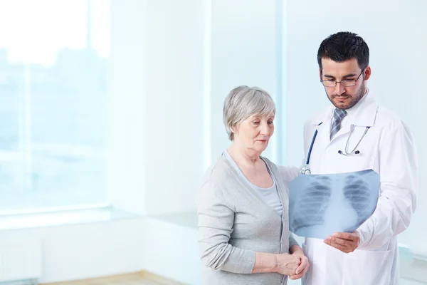 Patient looking  at x-ray — Stock Photo, Image