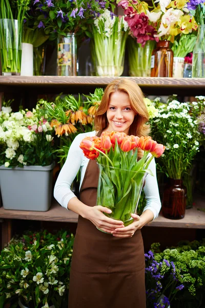 Bloemist met rode tulpen — Stockfoto