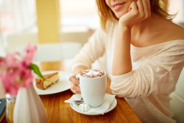 Femme avec tasse de latte — Photo