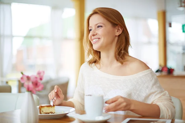 カフェでデザートを持つ女性 — ストック写真