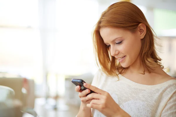 Frau benutzt Handy in Café — Stockfoto