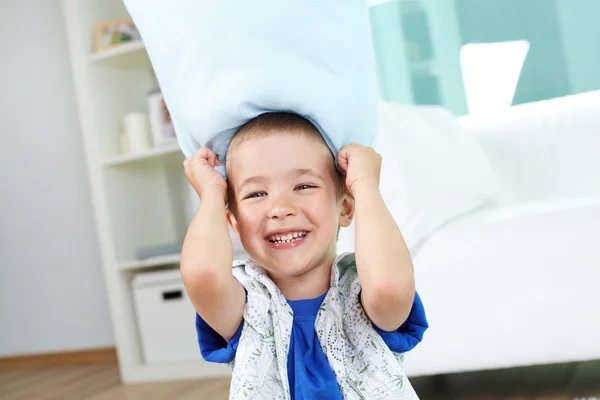 Menino brincando com travesseiro — Fotografia de Stock