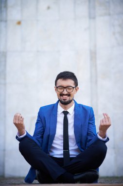 İşadamı meditasyon yapıyor