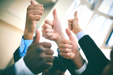 elinde iyi bir iz gösteriliyor