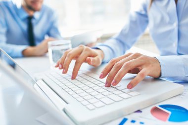 laptop düğmelere basarak eller