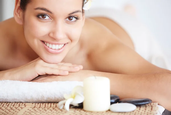 Mujer en el salón de spa — Foto de Stock