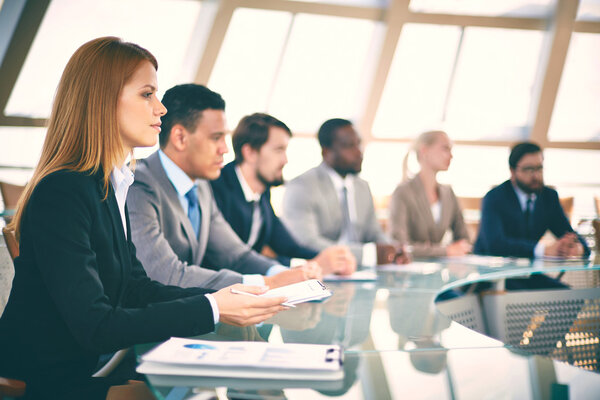 Бизнес-люди на семинаре
