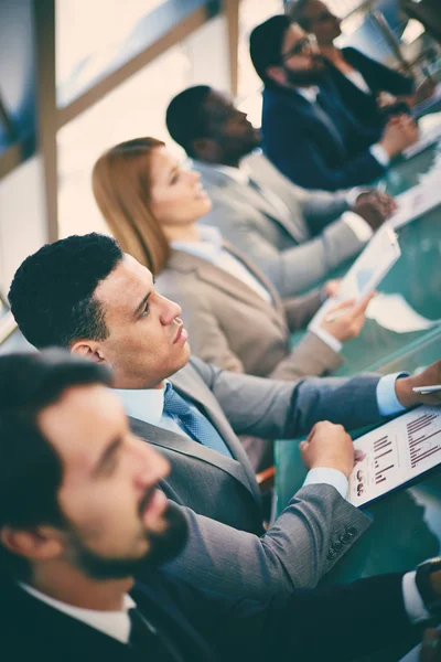 Empresários no seminário — Fotografia de Stock