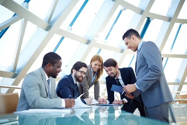 Empresários em reunião — Fotografia de Stock