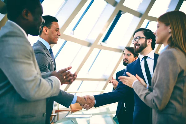 Erfolgreiche Unternehmer beim Händeschütteln — Stockfoto