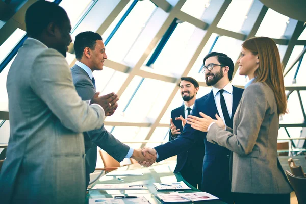 Empresários bem sucedidos aperto de mão — Fotografia de Stock